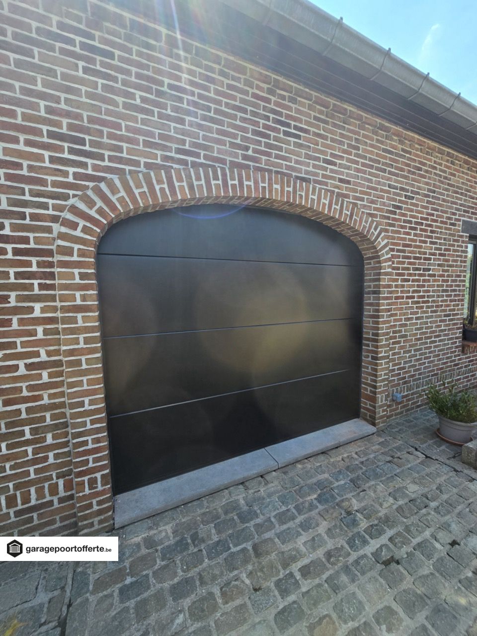 portes de garage sectionnelles, moteur, RAL 9005, V-line non profilé lisse, arc