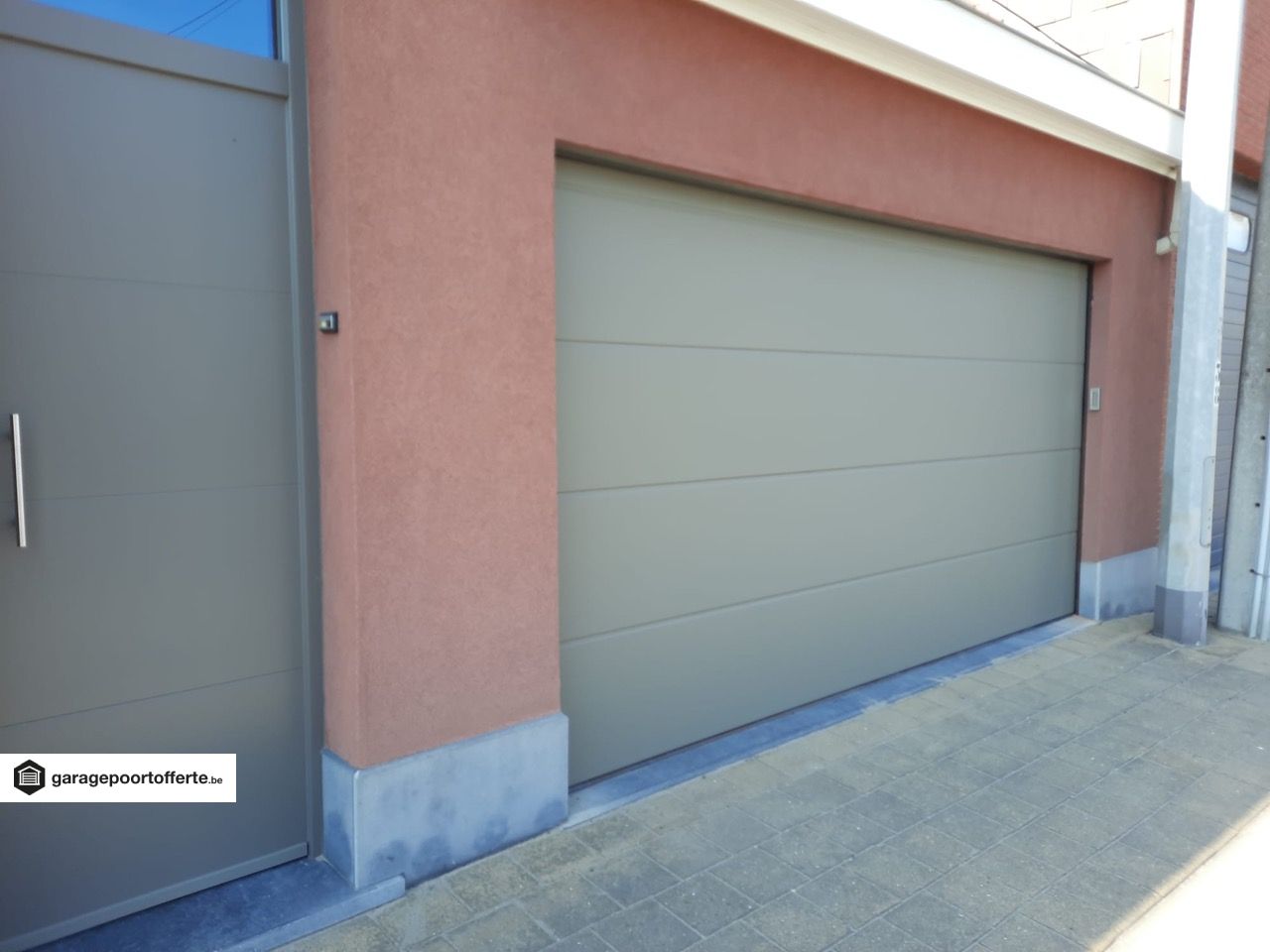 portes de garage sectionnelles, V-line non profilé lisse, moteur, RAL 7039, clavier à code, fenêtre