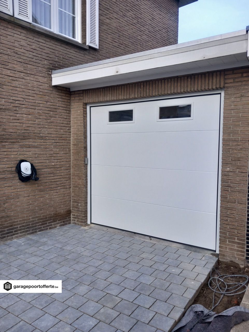 portes de garage sectionnelles, moteur, RAL 9016, V-line non profilé lisse, fenêtre, clavier à code